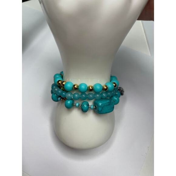 Beaded stretch bracelet set of 3 turquoise blue with some gold tone beads - Picture 5 of 10